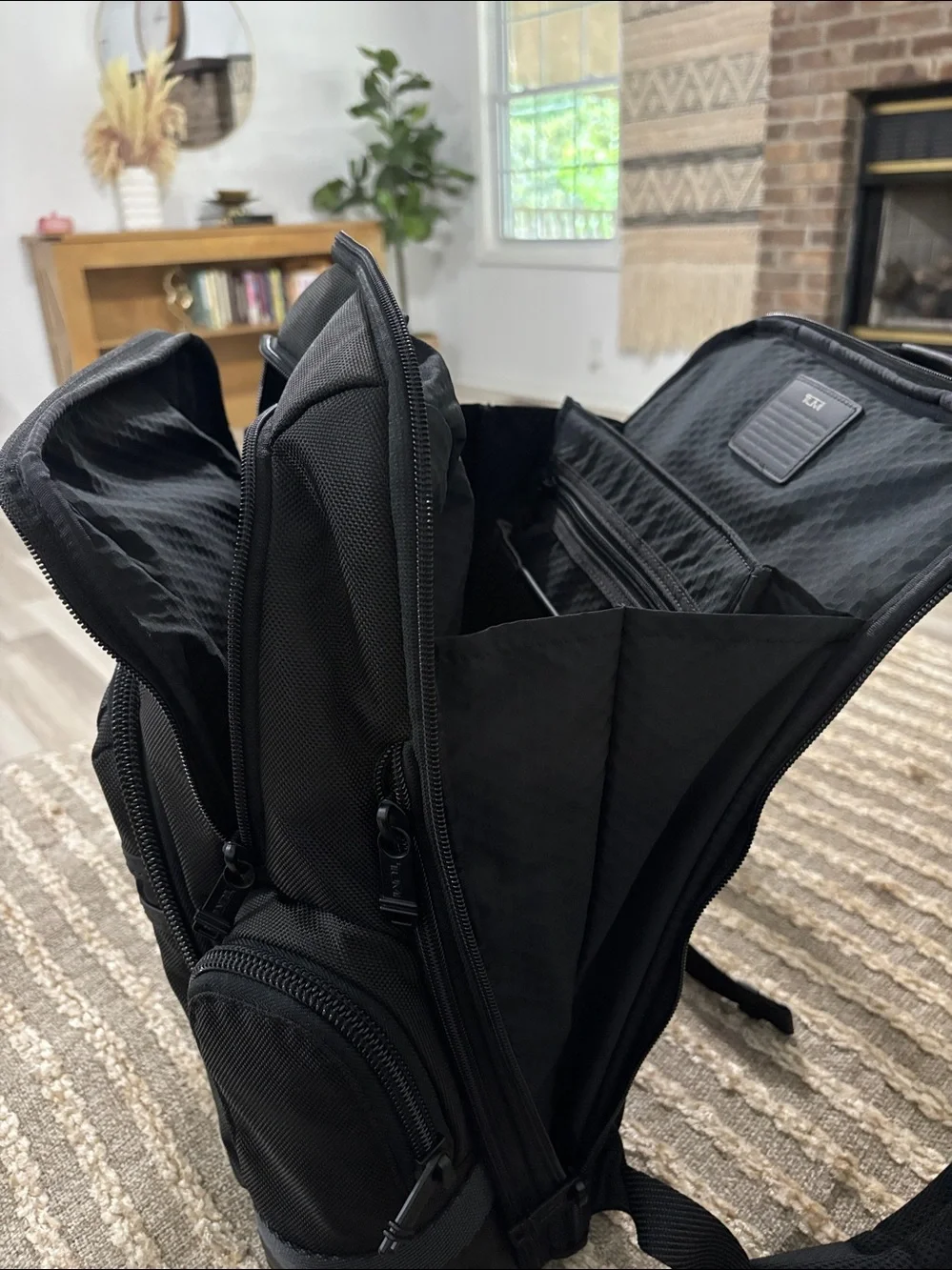 E1 TUMI Alpha Bravo Black Leather 